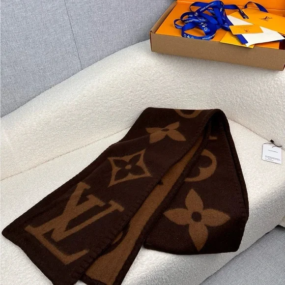 LV Elegant Brown and Tan Scarf - Picture 4 of 7